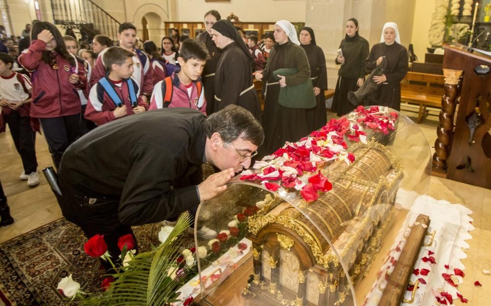 Las reliquias de Santa Teresa del Niño Jesús llegan al monasterio de Santa Faz.