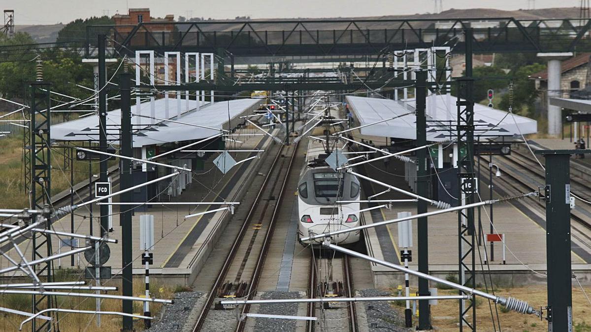 Un tren detenido en la estación de Zamora.