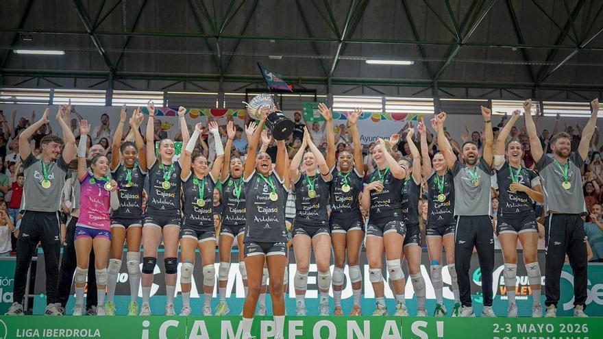 El Fundación Cajasol Esquimo de Dos Hermanas hace historia con un doblete de Copa y Superliga de voleibol femenino
