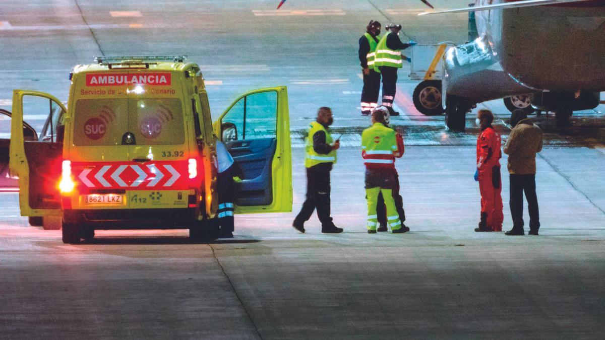 El helicóptero de SAalvamento Marítimo, anoche al llegar a Gando.