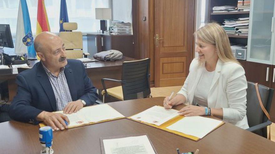 Quiroga y Castiñeira firman el convenio.