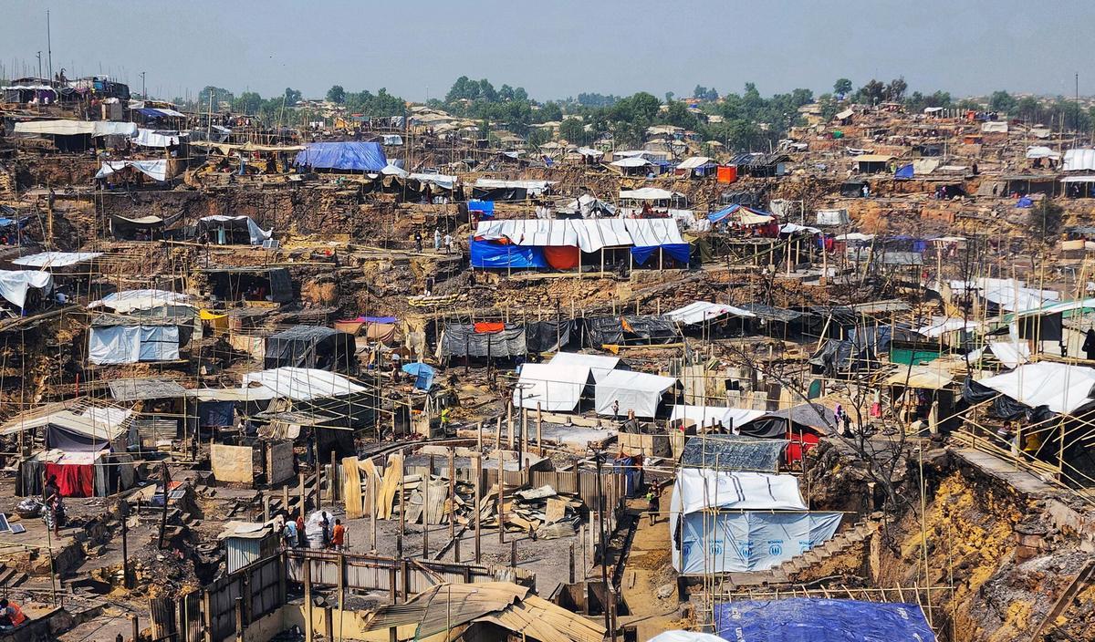 Un gran incendio en un campo de refugiados rohingya en el sureste de Bangladesh el domingo quemó 2.000 refugios, dejando a unas 12.000 personas sin hogar