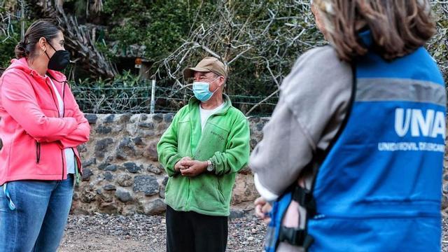 La concejala de Acción Social de Santa Cruz, a la izquierda, en una de las intervenciones de la UMA en un barranco de Santa Cruz.