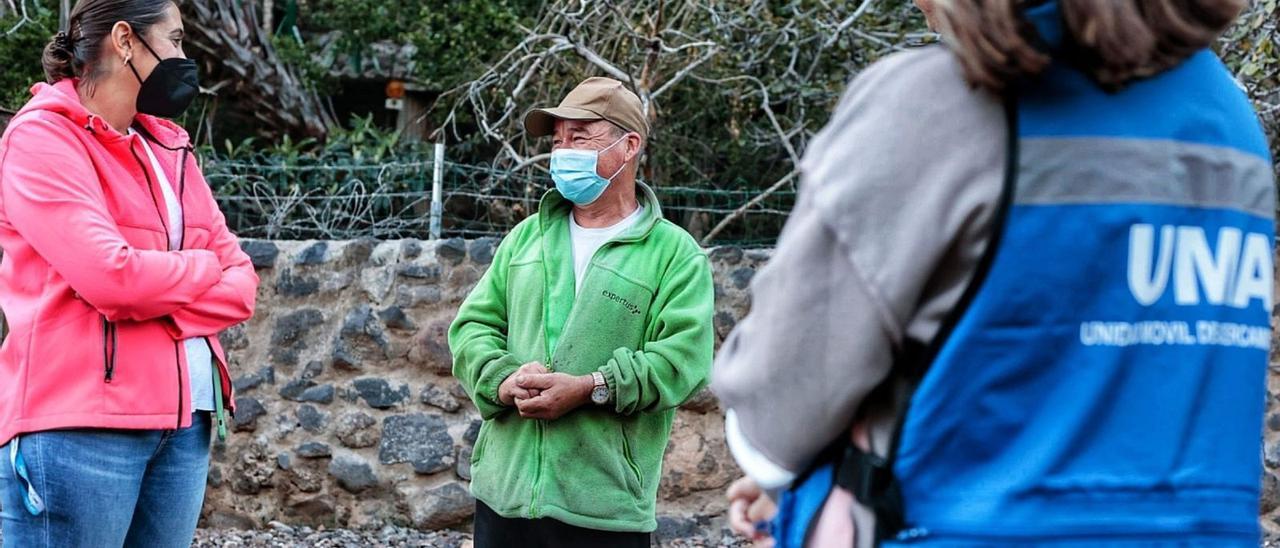 La concejala de Acción Social de Santa Cruz, a la izquierda, en una de las intervenciones de la UMA en un barranco de Santa Cruz.