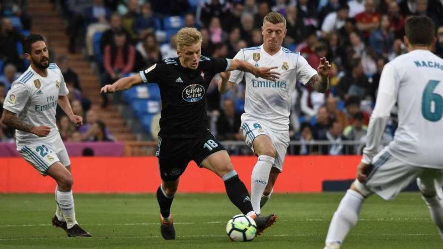 Wass, rodeado de jugadores del Madrid, controla el balón, ayer, en el Bernabéu. // LOF