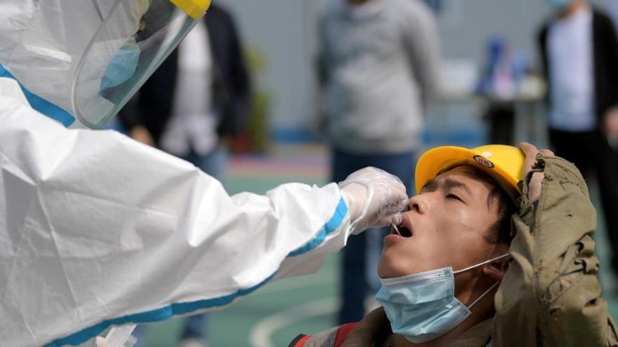 La Xina inicia els assajos clínics en humans de dues possibles vacunes