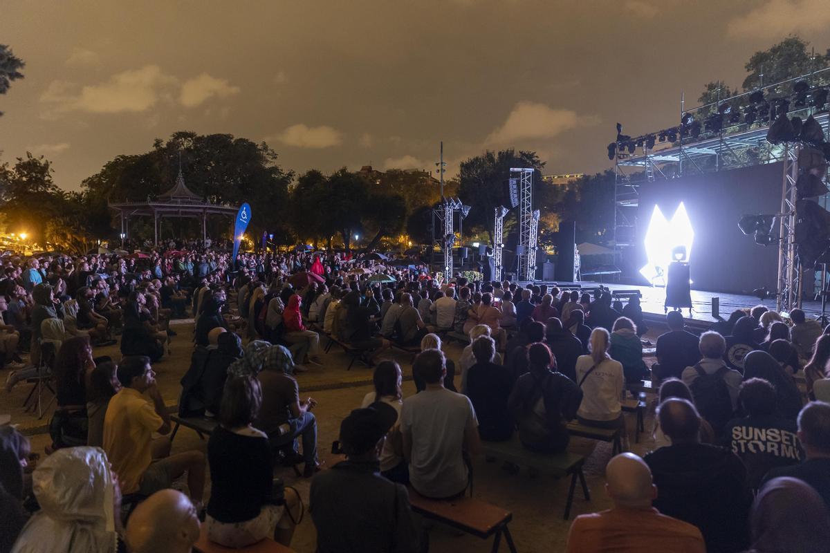 La luz, protagonista de los espéctaculos nocturnos en el Parc de la Ciutadella.