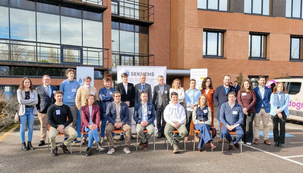 Foto de familia del acto celebrado en el Centro Europeo de Empresas e Innovación (CEEI), en Llanera.
