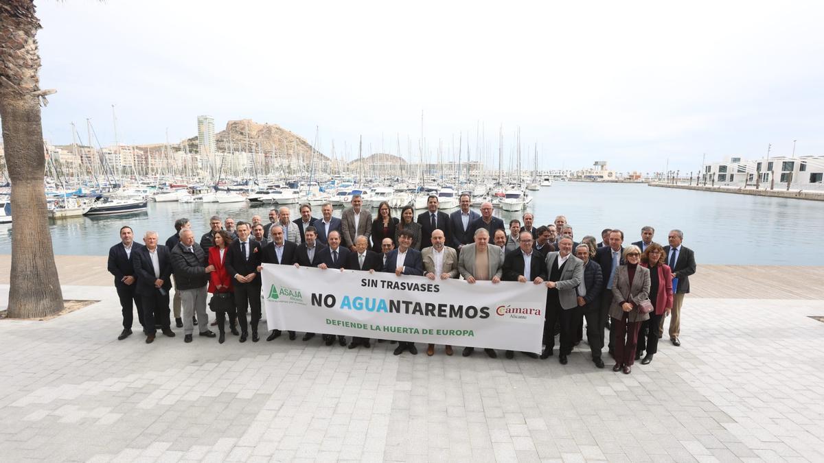 Empresarios y agricultores en el Puerto de Alicante unidos bajo el lema &quot;Sin trasvases no aguantaremos-Defiende la Huerta de Europa&quot;.