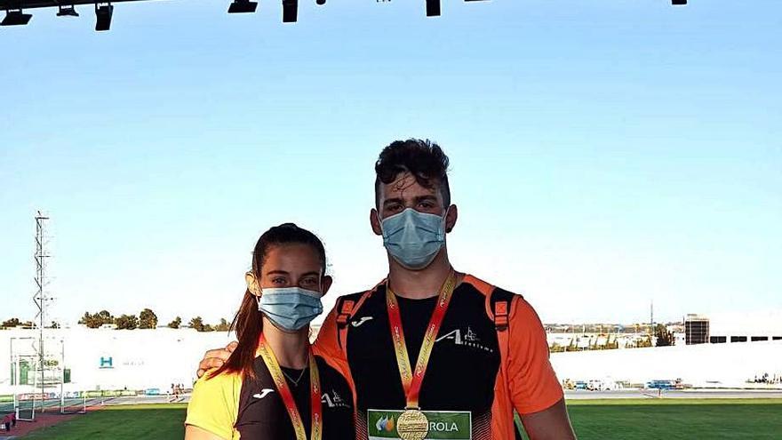 Satisfechos 8 Elena Guiu y Javier Cruz posan con sus medallas de oro | CLUB DE ATLETISMO FRAGA-BAJO CINCA