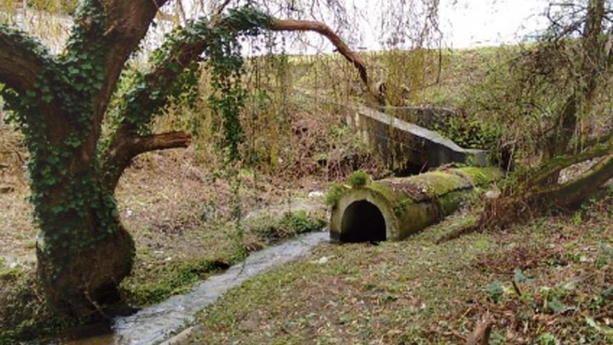 Tramo final del río Quintas antes de enterrarse bajo la AC-211.