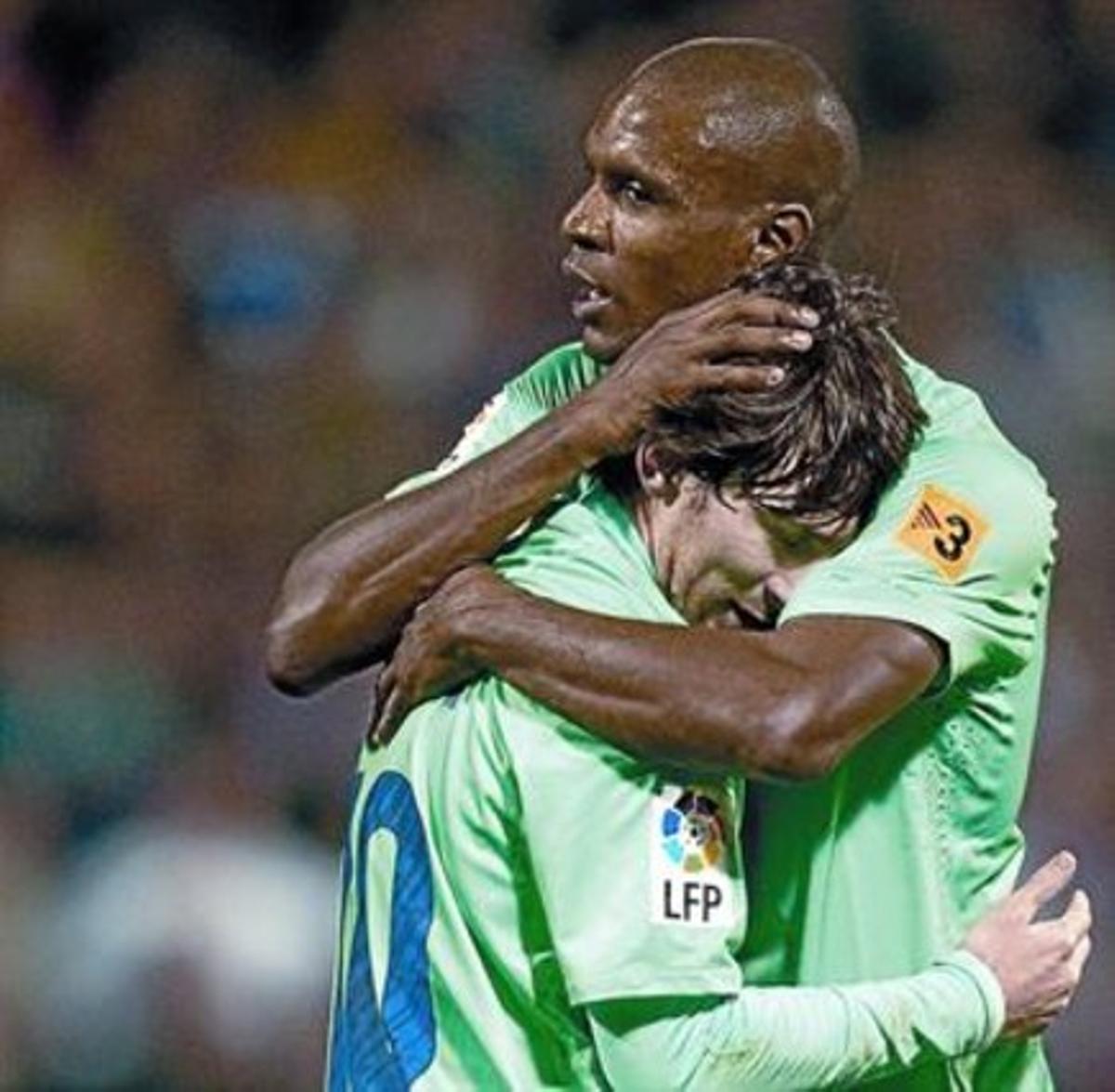 Abidal abraça Messi en el partit que el Barça va guanyar a l’Hèrcules a Alacant al gener. Abidal abraça Messi en el partit que el Barça va guanyar a l’Hèrcules a Alacant al gener.