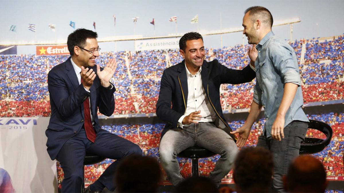 Josep Maria Bartomeu, Xavi Hernández y Andrés Iniesta en el homenaje de despedida del Barça al segundo de ellos en junio de 2015