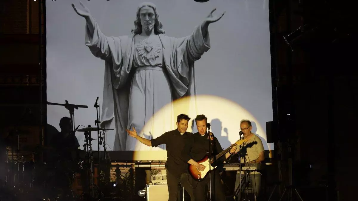 Sacerdotes por el día y rockeros por la noche: así es 'La Voz del Desierto', el grupo de música de Alcalá