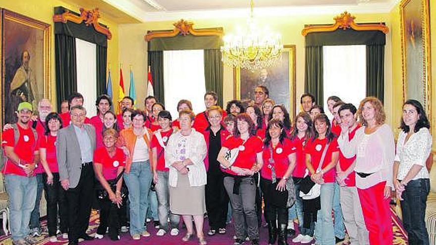 Alumnos de la Escuela de Asturianía, junto a Teresa Ordiz, Esperanza Fernández y Manuel Fernández, en el Ayuntamiento.