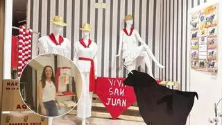 Las calles y comercios de Coria animan ya San Juan 2026, invadidas por el rojo de pañuelos y fajines