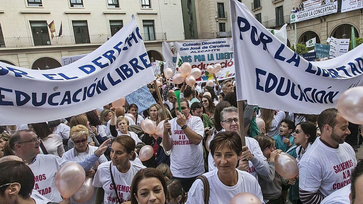 Mobilizations in 2016 in favor of concerted teaching before the Alicante City Council | Mobilizations in 2016 in favor of concerted teaching before the Alicante City Council |