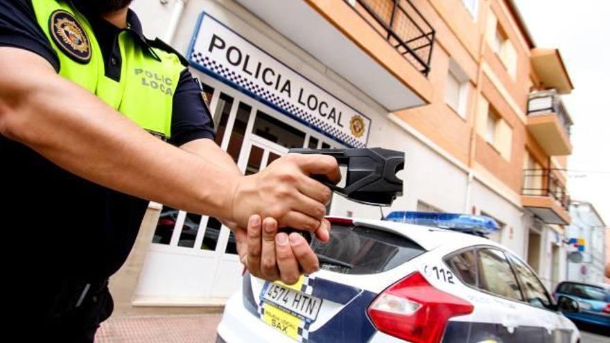 Una de las pistolas eléctricas «taser» que ya usa la Policía Local de Sax.