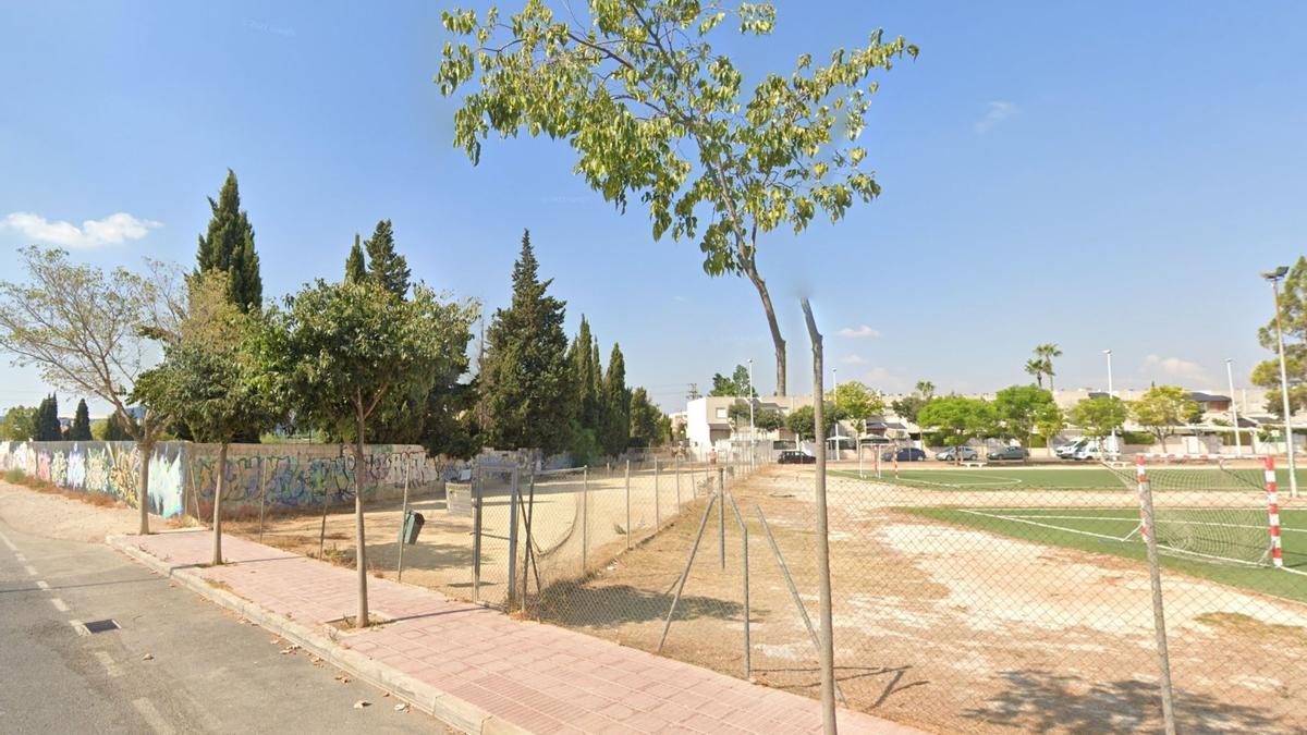 La actuación contempla dar continuidad a la calle Sagrat, con aceras y pavimentación de la calzada.