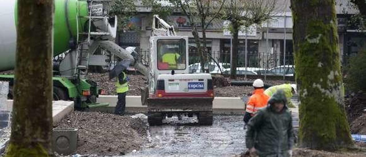 Obras de ampliación de los jardines en A Estrada. // Bernabé / Cris M. V.