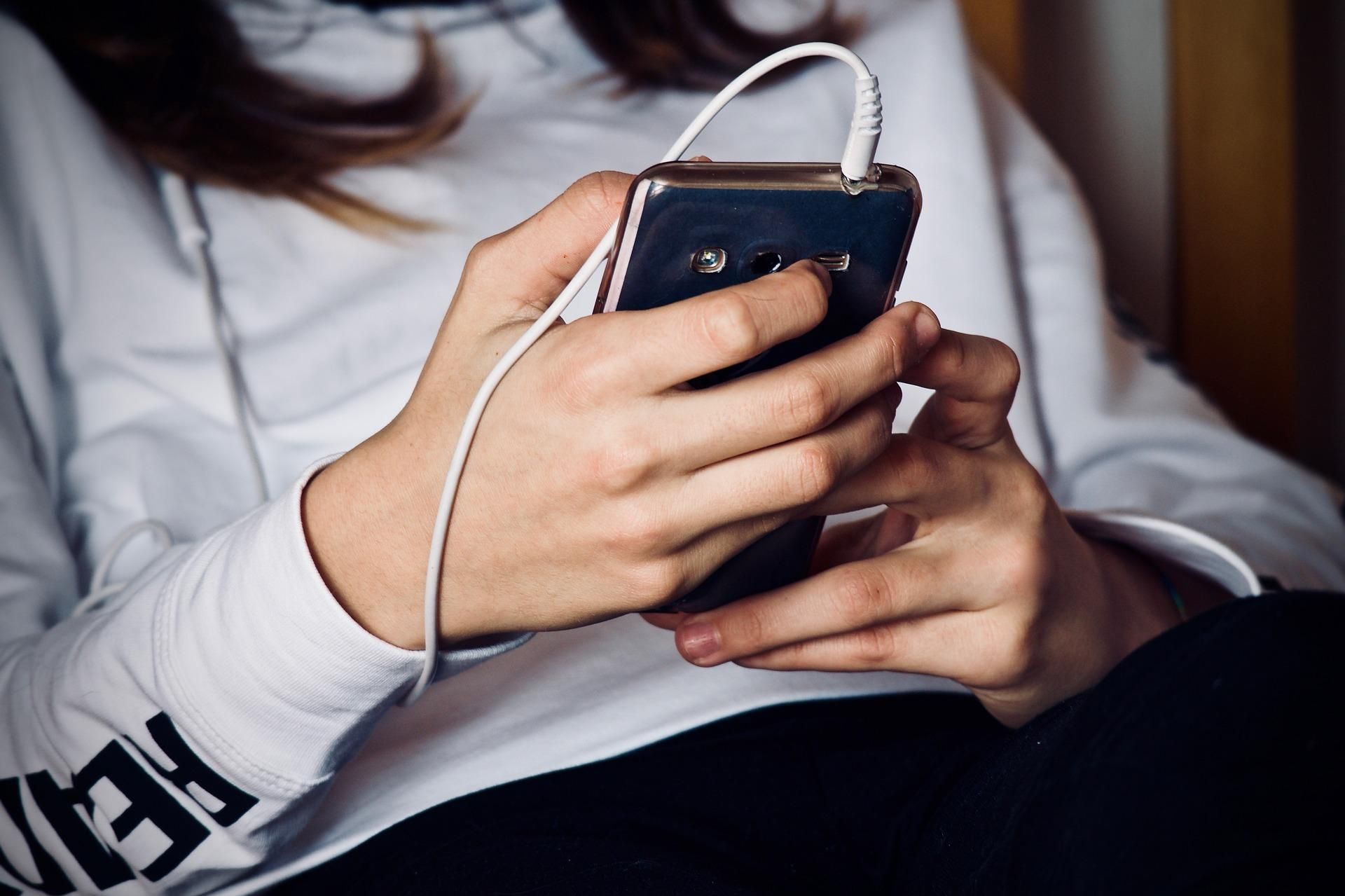 Una mujer sostiene un teléfono móvil