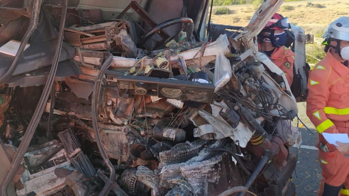 Rescatan al conductor de un camión atrapado y herido tras un accidente en la A-35