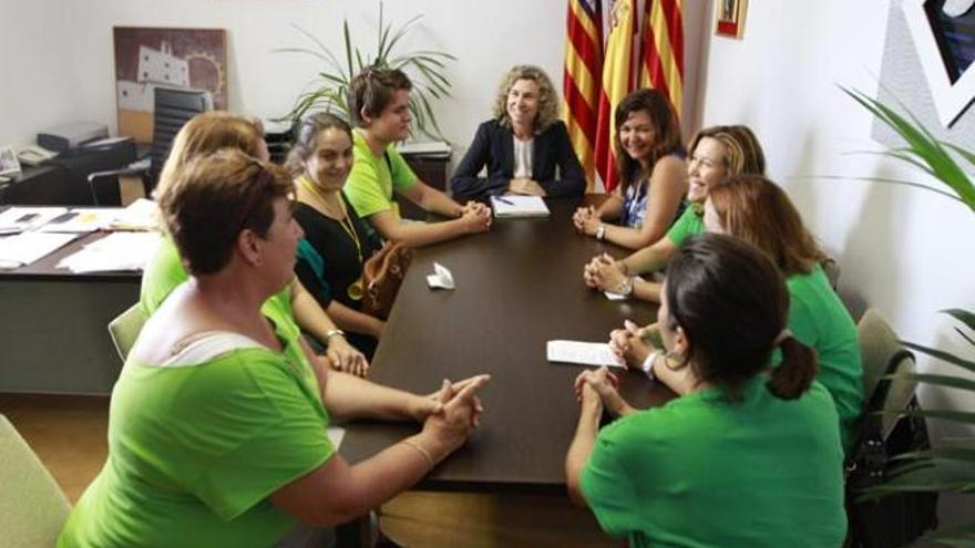 Neus Marí y María José Ribas atienden a una representación de profesores y padres.