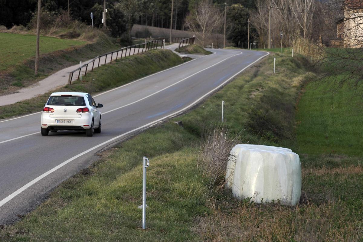 Un vehicle circula per la GIP-5233, de l’A-26 a Montagut, on es reforcen mesures per reduir accidents amb fauna salvatge