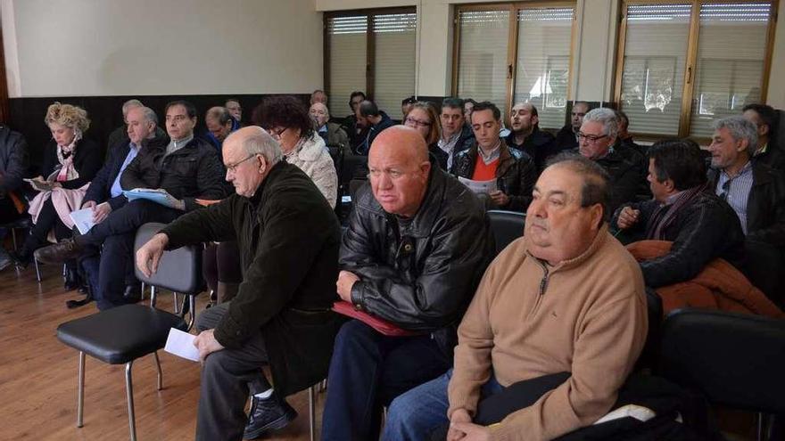 Asistentes a la asamblea celebrada ayer en el Ayuntamiento de Santa María de la Vega.