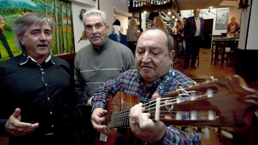 Por la izquierda, Vicente Palacio, Marcelo Fernández y Tonino Bustamante, actuando en Casa Aurora.