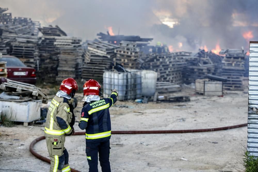 Las imágenes del incendio en un almacén de palés genera una gran columna de humo en Alicante.