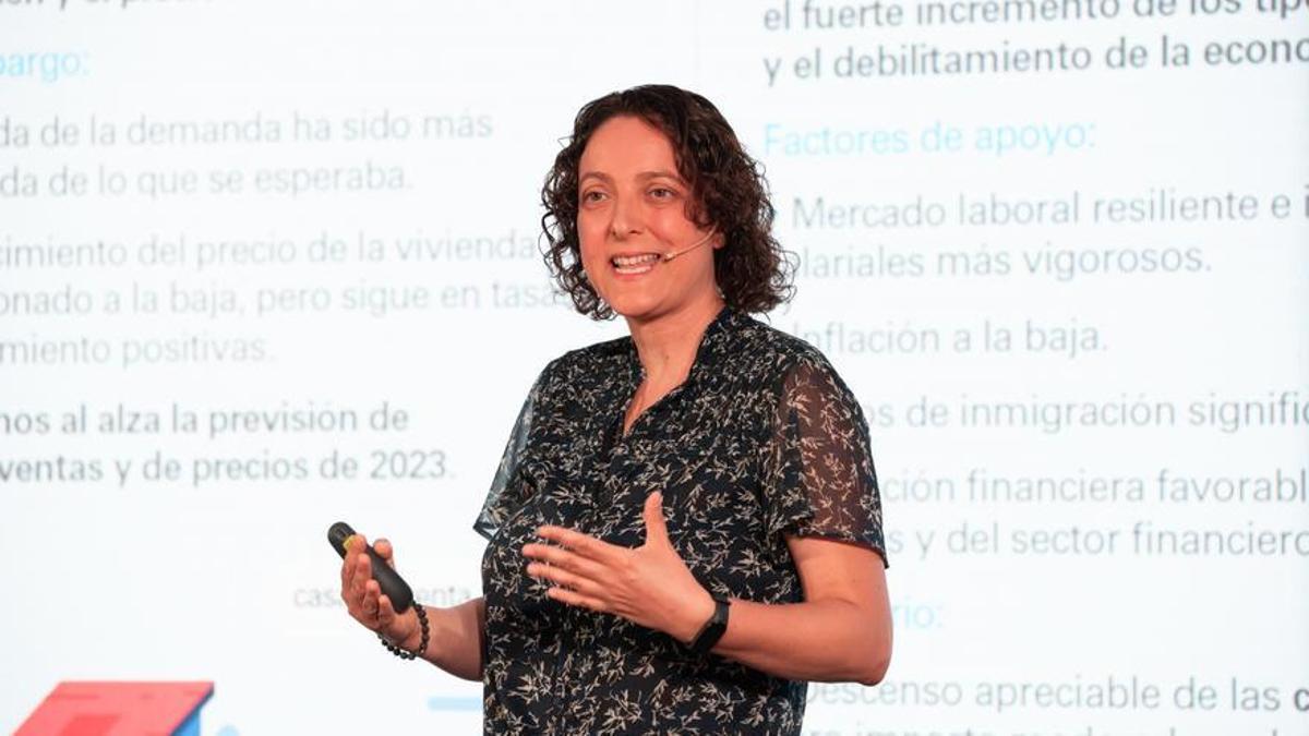 Judit Montoriol, experta de CaixaBank Research, durante su intervención.