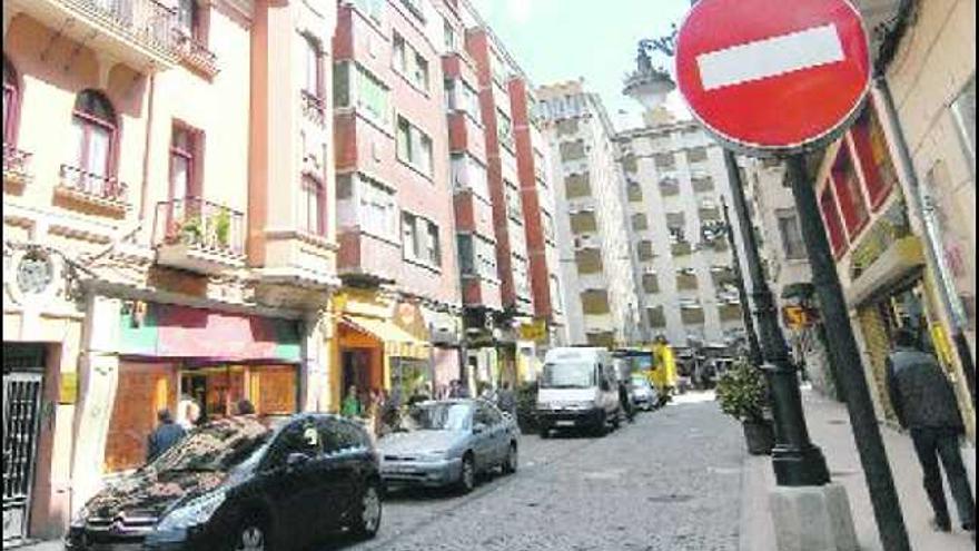 Vehículos estacionados en la calle Velázquez, de uso peatonal.