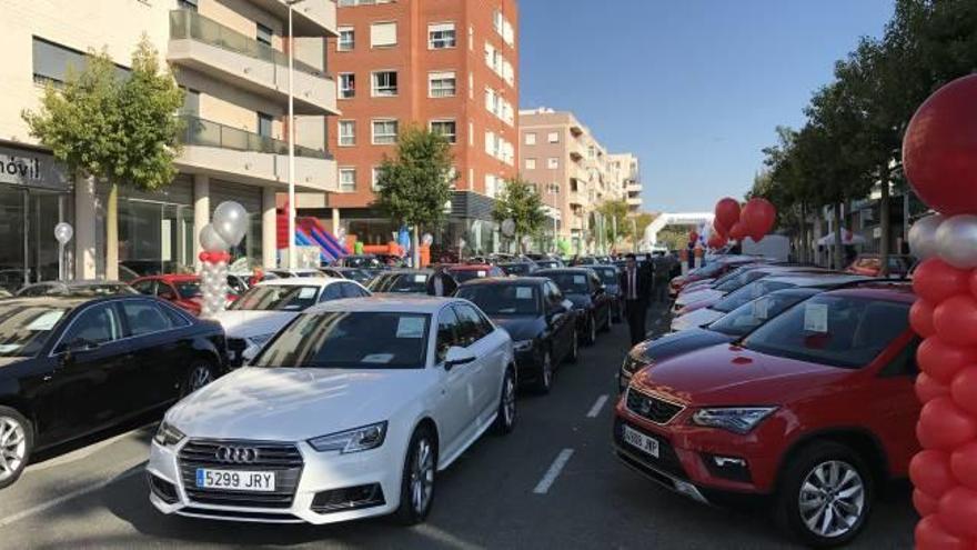 EN ALTABIX. Los vehículos estarán expuestos durante toda la jornada junto a las instalaciones de Grupo Serrano en la calle Hospitalet de Llobregat.