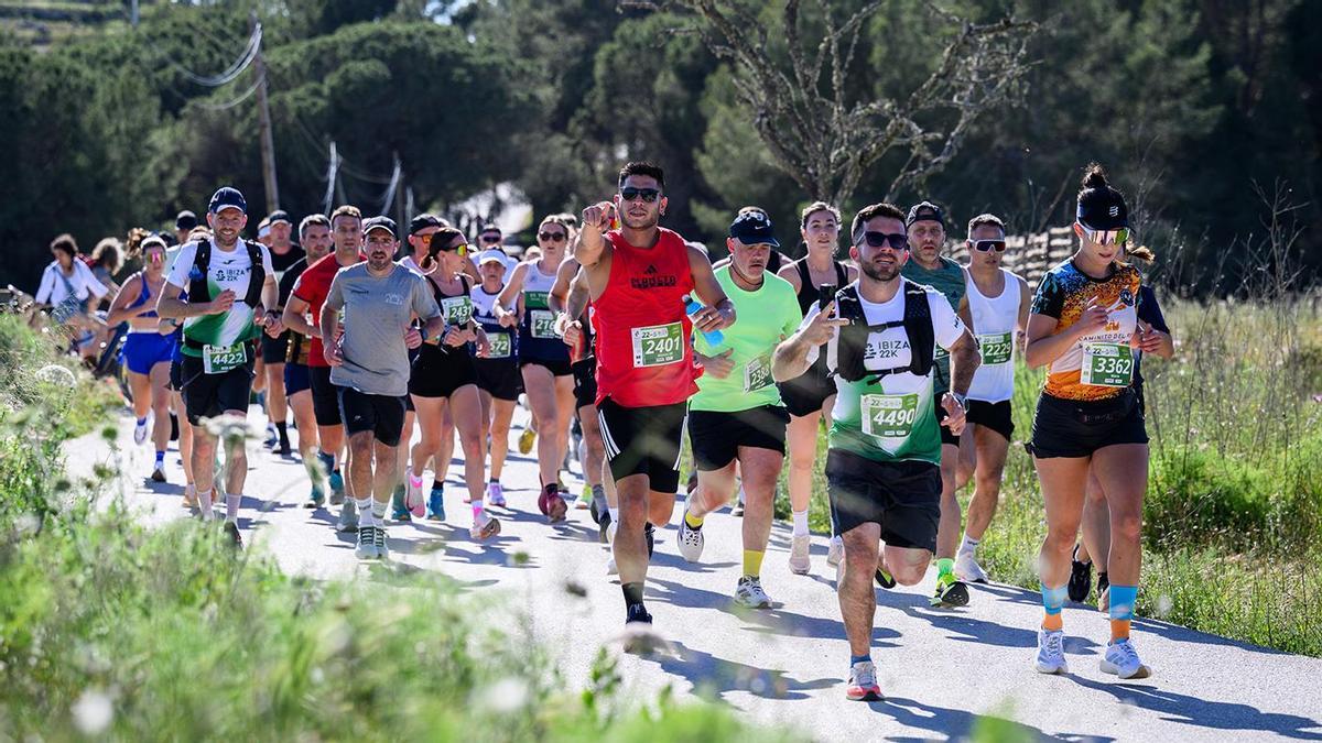 Un gran grupo de atletas recorren un sendero durante una de las ediciones pasadas.