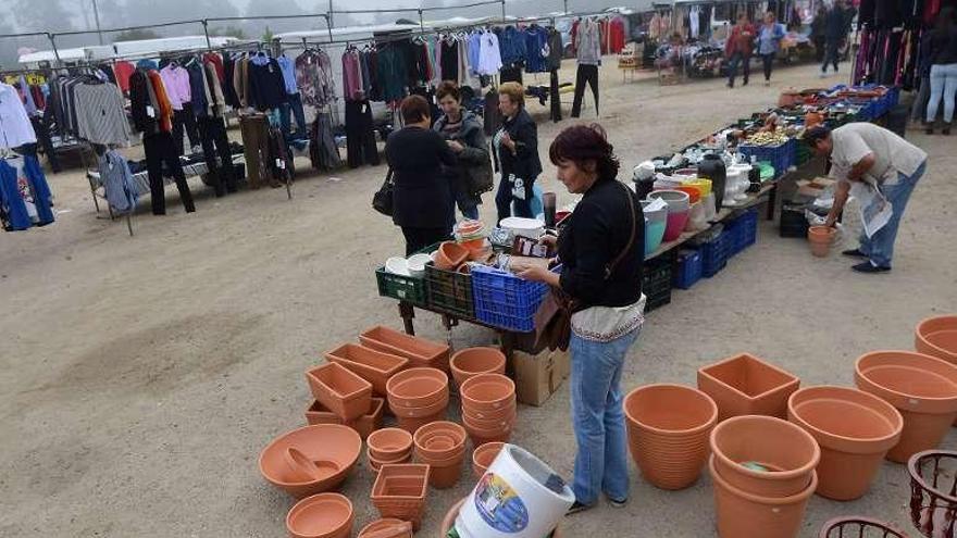 Puestos del mercadillo ubicados en la zona de tierra. // Gustavo Santos