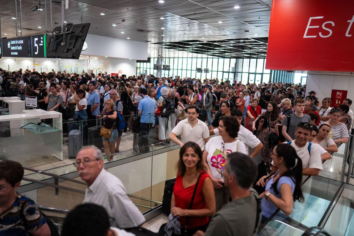BARCELONA 23/07/2025 Barcelona. Viajeros en la estación de Sants, preparados para iniciar sus vacaciones de verano en tren, una opción cada vez más popular frente al avión. El auge del turismo ferroviario impulsa una nueva tendencia: vacaciones sobre raíles. FOTO de ZOWY VOETEN
