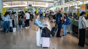 Las lluvias causan decenas de retrasos y cancelaciones en el aeropuerto de Barcelona