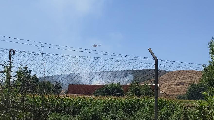 Medios de extinción de incendios trabajan para sofocar un fuego en Santa María de la Vega