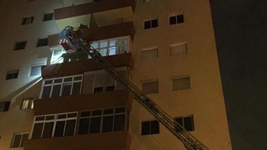 Rescatan por el balcón de un séptimo piso a una mujer herida en Las Palmas de Gran Canaria