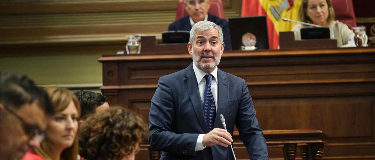 El presidente de Canarias, Fernando Clavijo, durante su intervención en el pleno del Parlamento