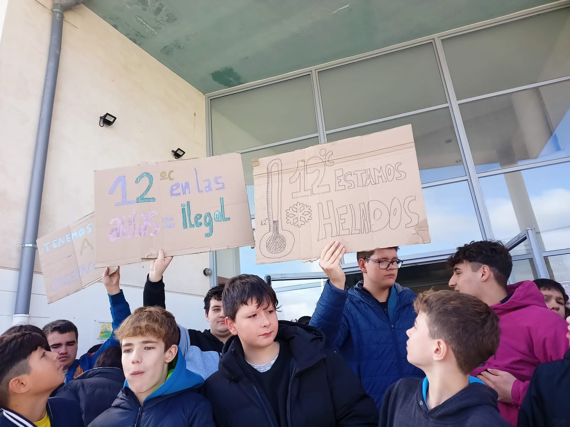 EN IMÁGENES | Así han protestado los alumnos del IES Gúdar-Javalambre por la falta de calefacción