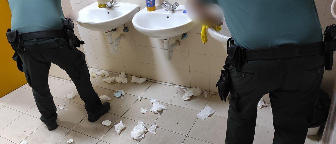 Agentes de Albocàsser limpian y desinfectan los lavabos.