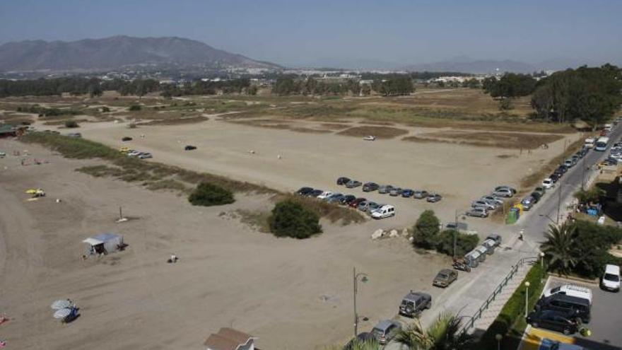 El futuro parque irá en estos terrenos anexos a la playa y que son las últimas parcelas libres del litoral de Málaga.