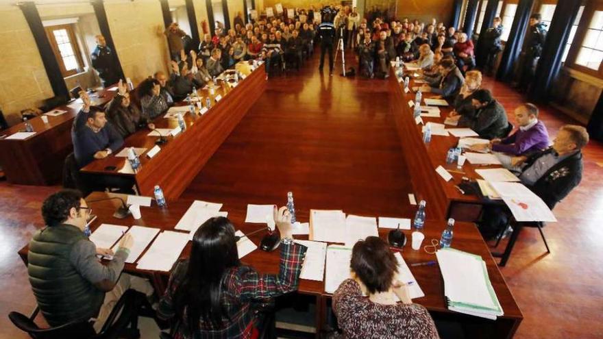 El grupo del PP alza la mano en la votación del Plan Xeral, ayer, durante el pleno de Mos. // Marta G. Brea