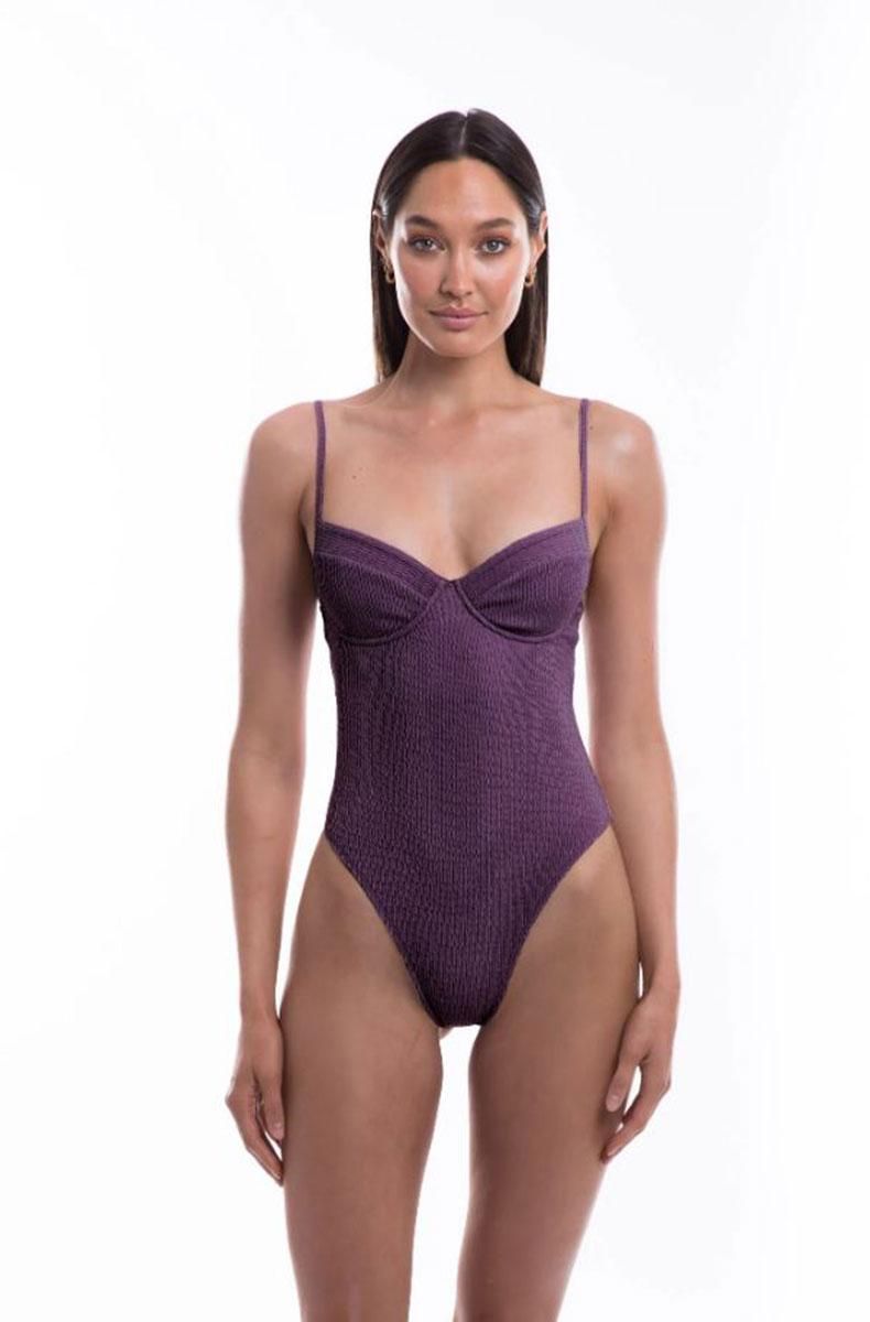 Bañador en tono violeta