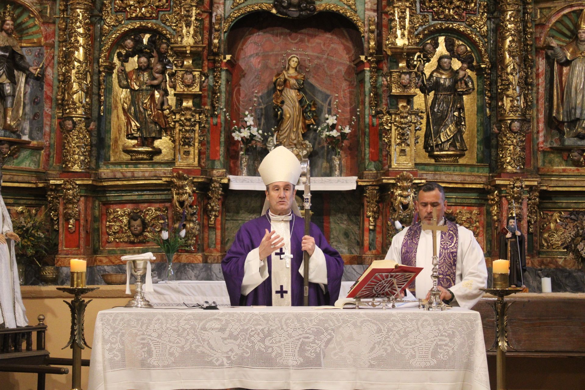GALERÍA | El obispo de Astorga llega a Calabor