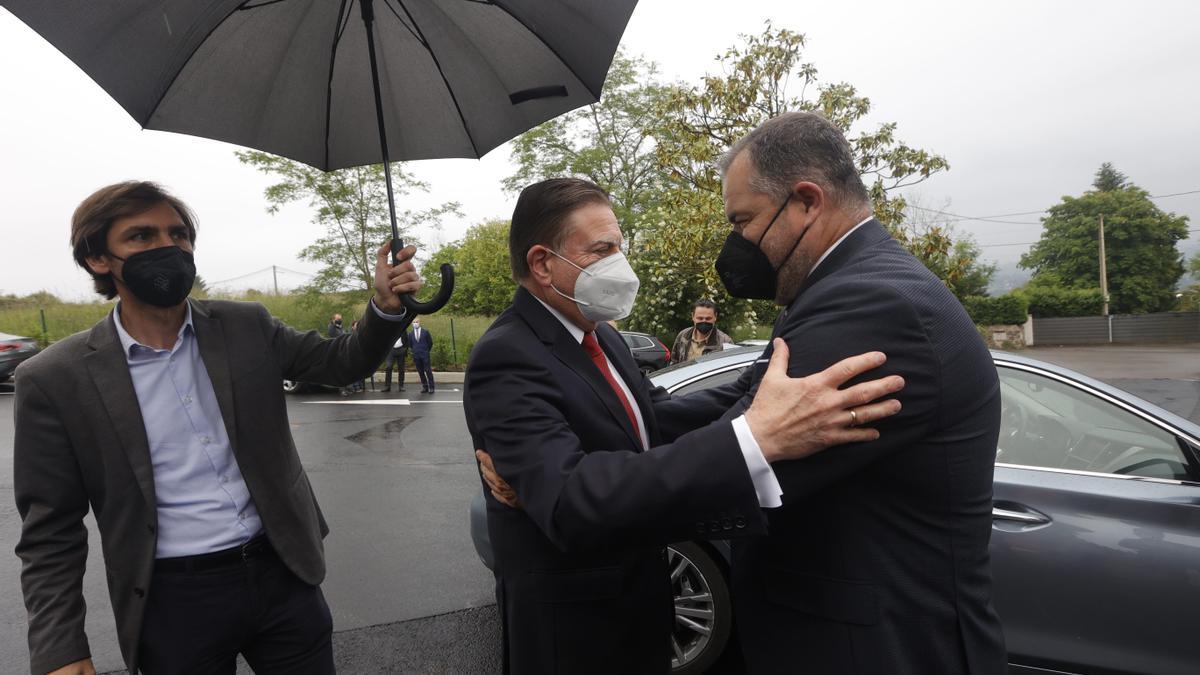 Entrega del premio "Oventese del año" al presidente la Cámara de Comercio, Carlos Paniceres