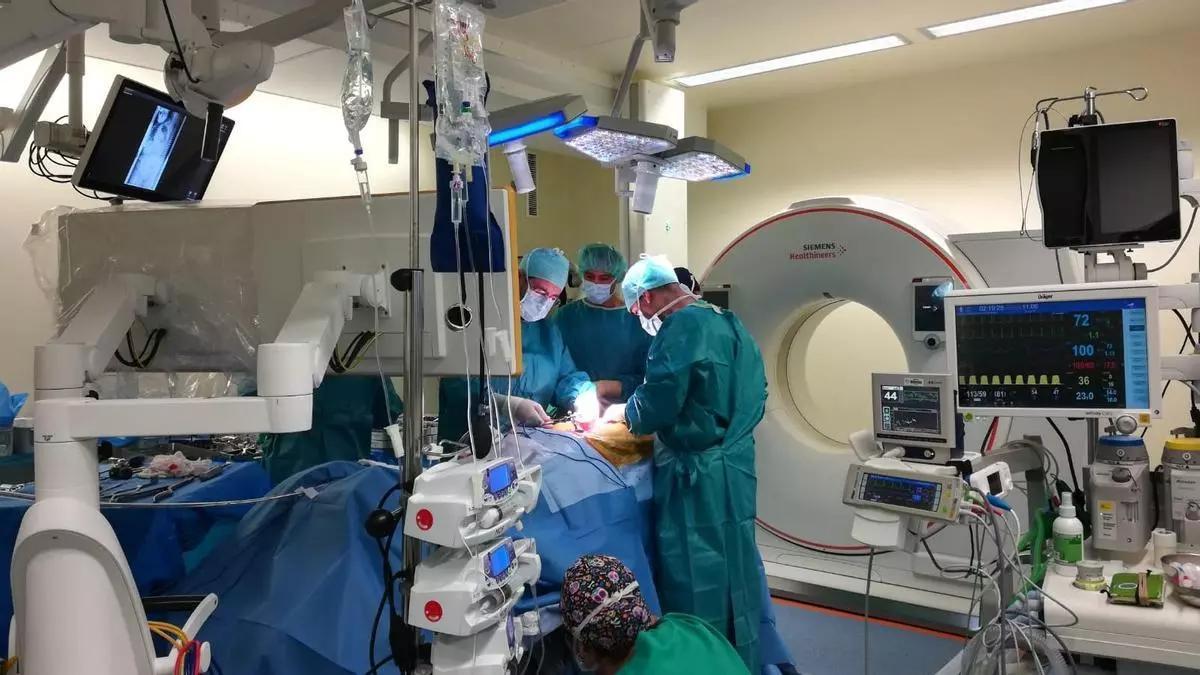 Traumatólogos durante una cirugía en un quirófano del Hospital Álvaro Cunqueiro.