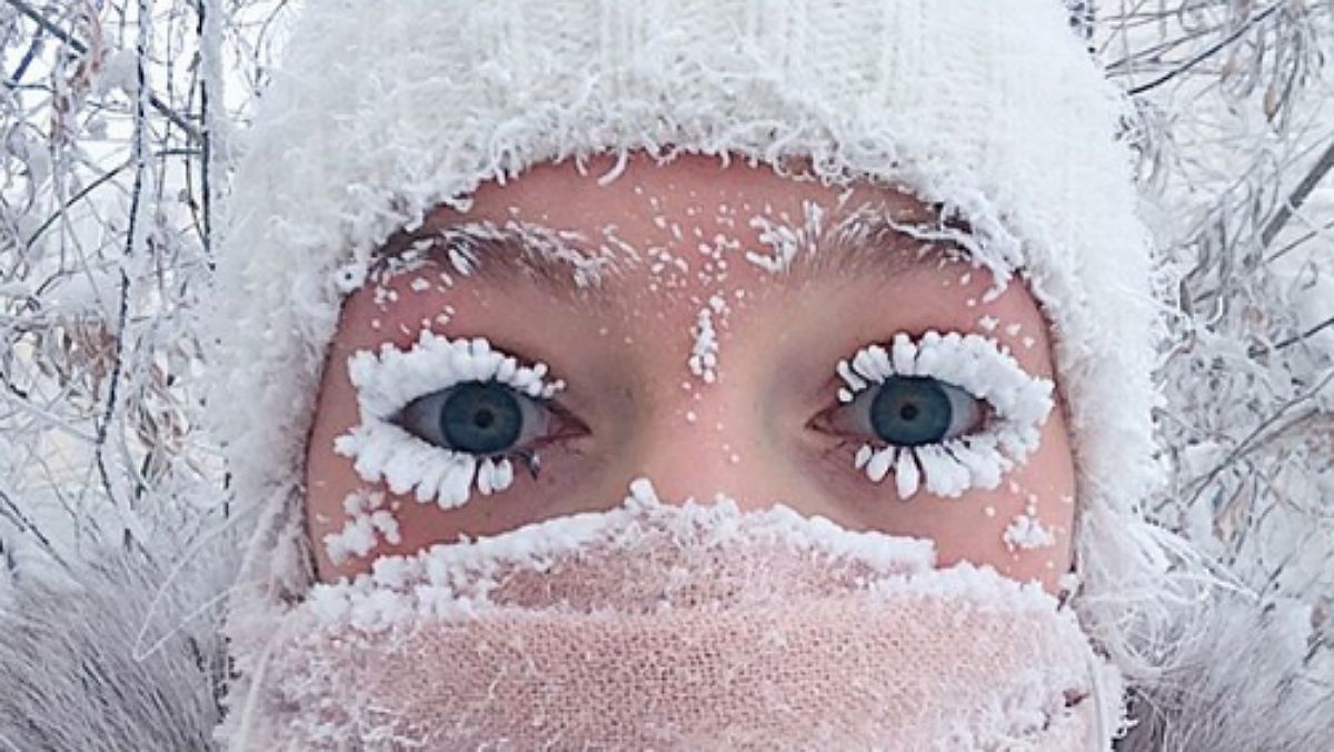 Mujer congelada cubierta de nieve